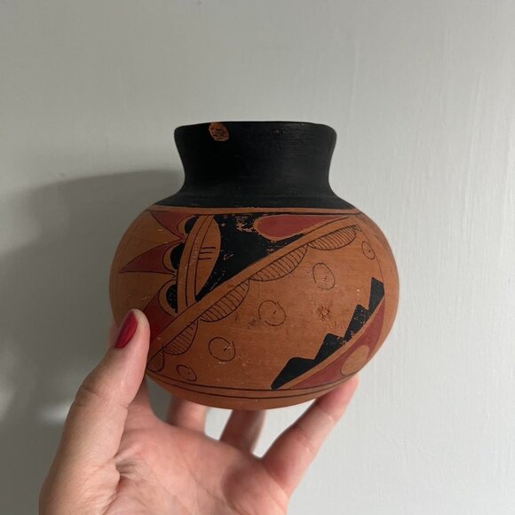 Vintage Black Red and Clay Colored Pottery with Design, signed - Picture 8 of 8
